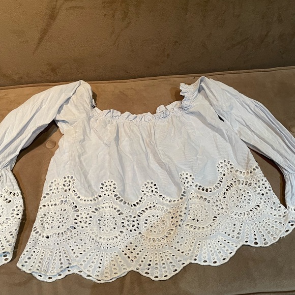 Unk Tops - Beautiful summer shoulder down top with crochet on the sleeves and the bottom